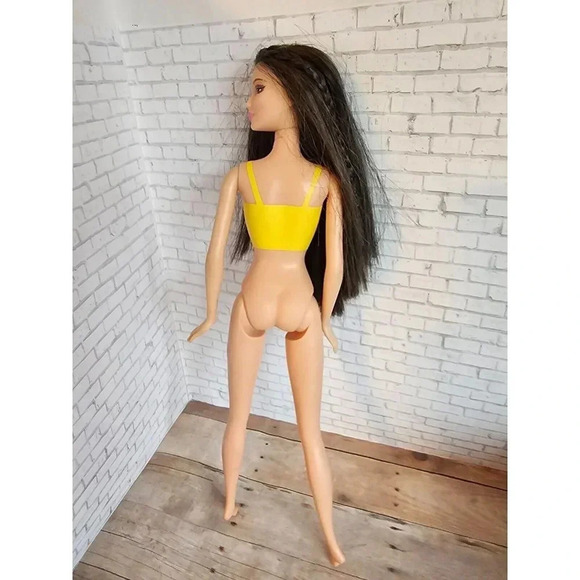 2006 Mattel Barbie Fashion Fever Lea Doll Gold Glitter Top Side Glance - Picture 5 of 5